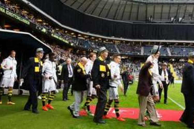 AIK menyertakan 12 suporter berusia antara umur 81 tahun dan 96 tahun sebagai pendamping tim sebelum melakoni laga melawan Gefle pada Minggu (18/9/2016). 