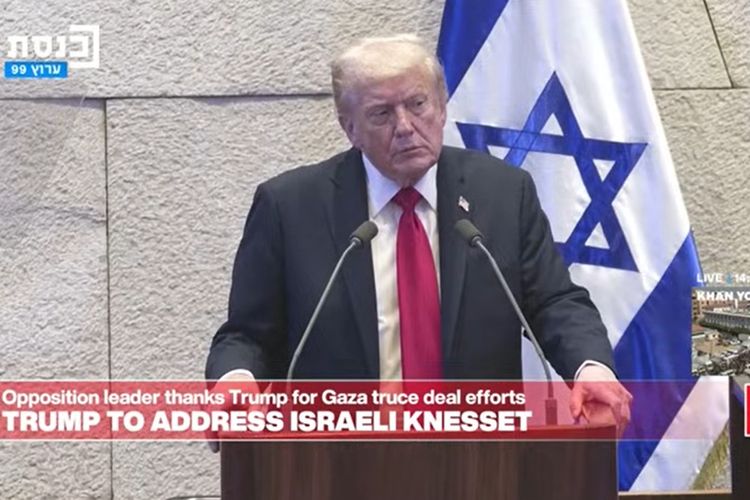 Presiden AS Donald Trump saat memberikan pidato di Knesset (Parlemen Israel), Senin (13/10/2025).