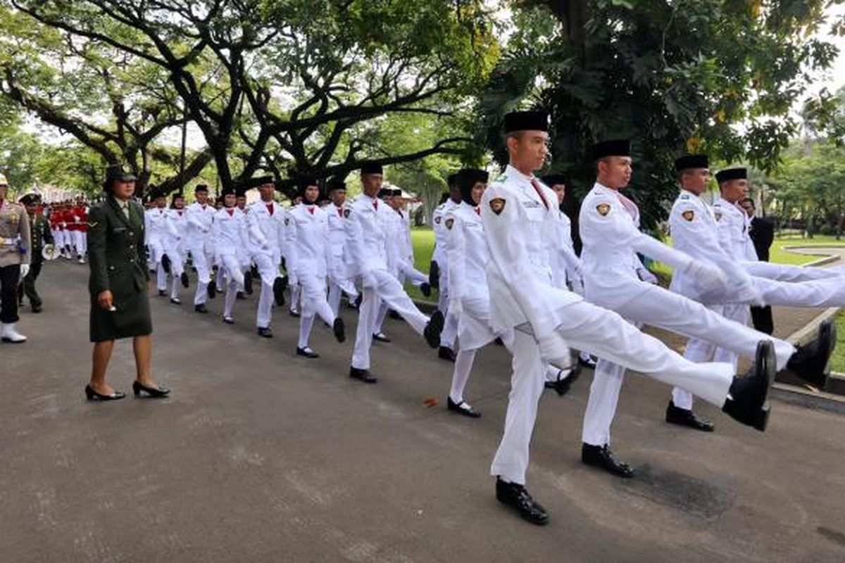 Anggota Paskibraka Tim Arjuna bersiap untuk mengibarkan bendera dalam upacara peringatan detik-detik proklamasi di Istana Merdeka, Jakarta Pusat, Rabu (17/8/2016). 