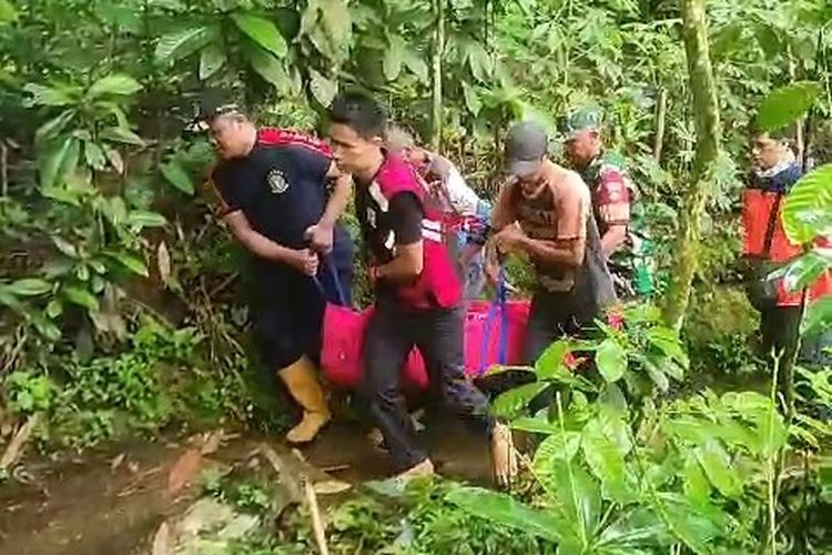Petugas BPBD mengevakuasi jasad seorang lansia bernama Suharso (61), warga Desa Pengalusan, Kecamatan Mrebet, Purbalingga, Jawa Tengah yang tewas setelah tertimpa longsor dan jatuh ke jurang Curug Layang sedalam 20 meter, Senin (8/1/2024).