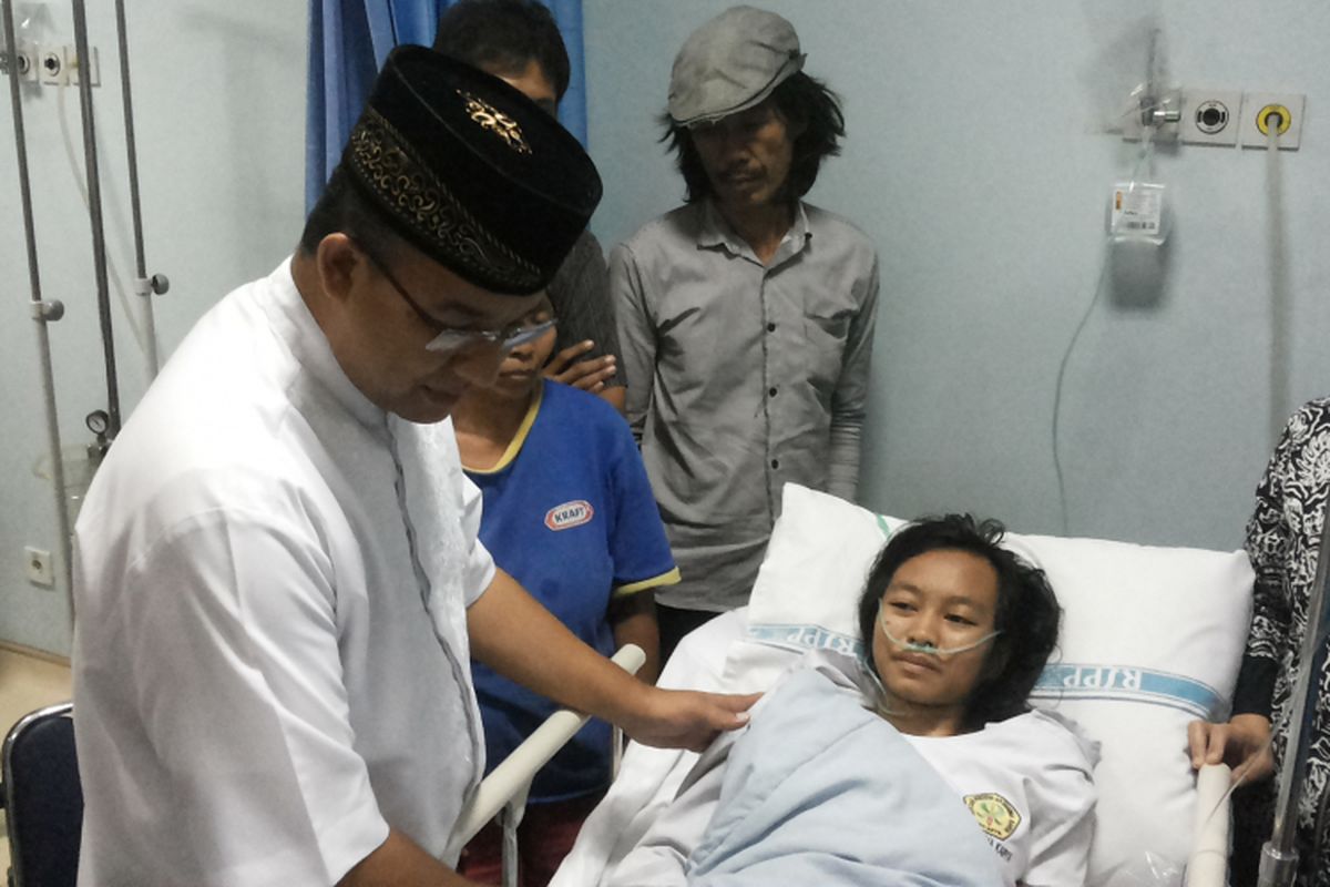 Calon gubernur DKI Jakarta nomor pemilihan tiga Anies Baswedan menjenguk korban lift jatuh Blok M Square, di Rumah Sakit Pusat Pertamina, Jakarta Selatan, Jumat (17/3/2017) petang. 