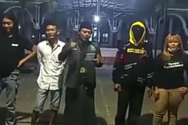 Tangkapan layar video warga Situbondo yang menolak masjid di tutup saat PPKM Darurat 