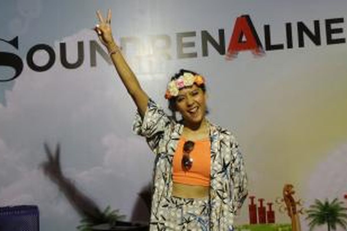 Lala Karmela, sesudah tampil dalam pergelaran musik Soundrenaline 2015, di Garuda Wisnu Kencana, Kabupaten Badung, Bali, Minggu (6/9/2015). Artis musik lintas genre memeriahkan Soundrenaline yang tahun ini mengusung tema Change The Ordinary. Acara berlangsung 5-6 September. KOMPAS.Com / IRFAN MAULLANA