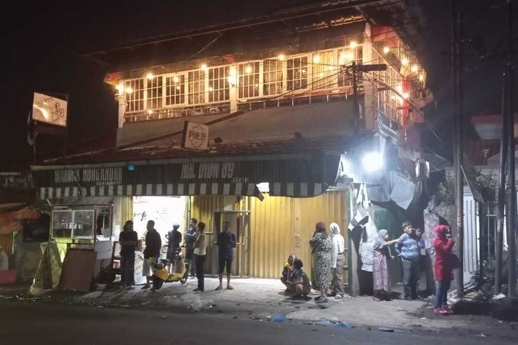 Salah satu bangunan rusak yang rusak terdampak tabung CNG bocor hingga meledak di Jalan Sukabumi-Bogor, Desa Karangtengah, Kecamatan Cibadak, Sukabumi, Jawa Barat, Senin (27/11/2023).