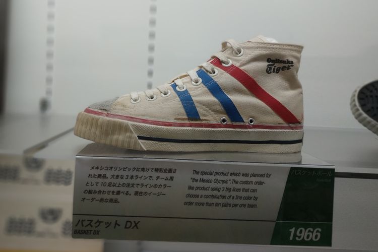 Koleksi sepatu Onitsuka Tiger yang berada di museum Onitsuka di Kobe, Jepang. 