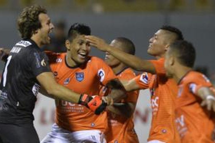 Penjaga gawang klub Liga Peru Cesar Vallejo Solomon Libman merayakan kesuksesan klub itu lolos ke babak perempat final Copa Sudamericana setelah menyingkirkan klub Brasil, Bahia.