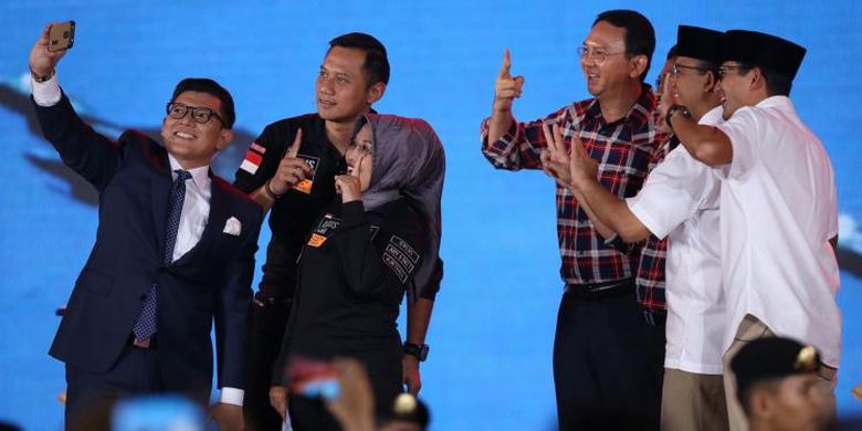 Pasangan calon gubernur dan wakil gubernur DKI Jakarta 2017, Agus Harimurti Yudhoyono-Sylviana Murni, Basuki Tjahaja Purnama (Ahok)-Djarot Saiful Hidayat, dan Anies Baswedan-Sandiaga Uno berfoto bersama moderator usai mengikuti debat ketiga calon gubernur dan wakil gubernur DKI Jakarta 2017 yang diselenggarakan Komisi Pemilihan Umum Provinsi DKI Jakarta di Hotel Bidakara, Jakarta, Jumat (10/2/2017). Debat yang terdiri dari enam segmen ini memiliki subtema pemberdayaan perempuan, perlindungan anak, anti-narkotika, dan kebijakan untuk disabilitas.

