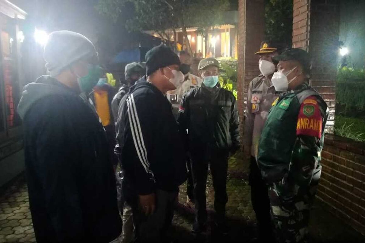 Tim Satgas Covid-19 Kabupaten Bogor melakukan pembubaran terhadap acara ulang tahun yang diselenggarakan Wali Kota Bekasi Rahmat Effendi di salah satu villa yang berada di Kampung Baru Sireum, Desa Cibereum, Kecamatan Cisarua, Kabupaten Bogor, Jawa Barat pada 3 Februari 2021 lalu.