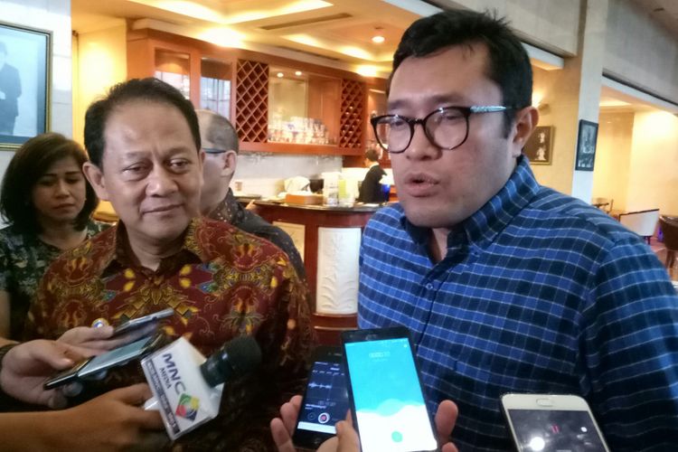 (kiri ke kanan) Deputi VI BIN Sundawan Salya dan Ketua Umum Masyarakat Perikanan Nusantara Ono Surono menyampaikan keterangan pers kepada wartawan terkait isu kartel perikanan