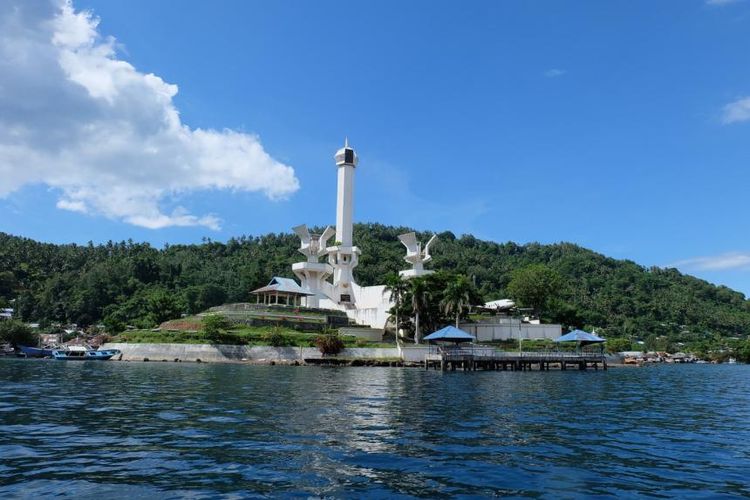 TuguTrikora di Pulau Lembeh, Bitung, Provinsi Sulawesi Utara. Keberaaan tugu untuk mengenang sejarah perjuangan bangsa Indonesia  membebaskan Irian Barat dari penjajah Belanda. 