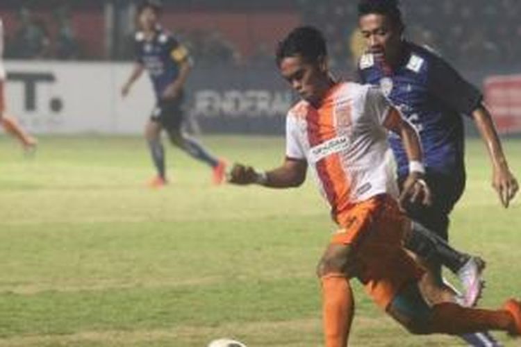 Arema versus Pusamania Borneo FC di Stadion Maguwoharjo, Sleman, Selasa (22/12/2015).