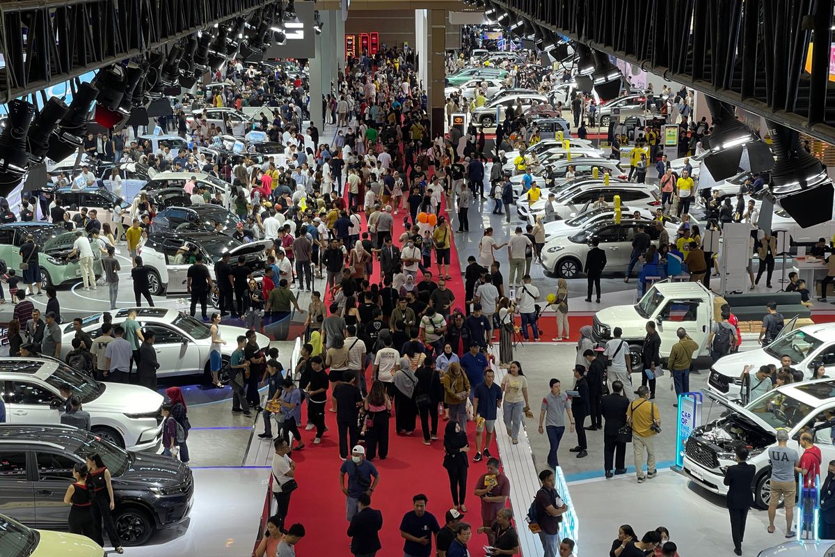 Suasana pameran IIMS 2024