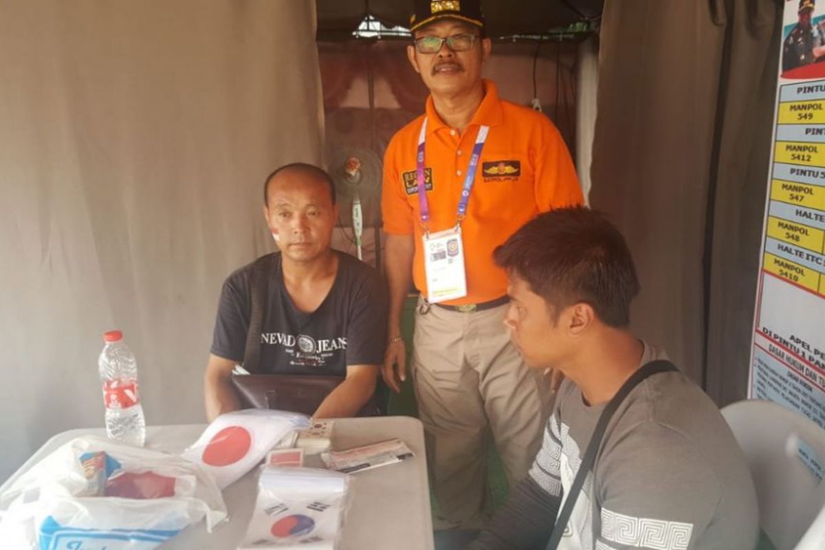 Warga negara China bernama Liu Jigao (38) ditangkap anggota Satpol PP Kecamatan Setiabudi karena berjualan stiker dan bendera negara peserta Asian Games di trotoar kawasan Gelora Bung Karno, Jalan Pintu Satu Senayan, Senin (27/8/2018).