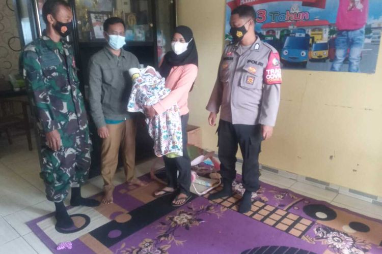 Warga Puncak Bogor digegerkan dengan temuan bayi dibungkus goodie bag di kawasan Puncak Bogor, Jawa Barat, Senin (11/10/2021)