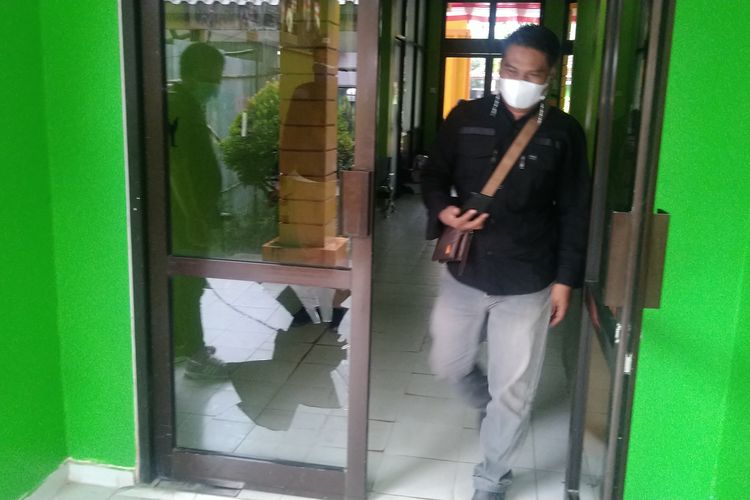 Pintu masuk RSUD Nunukan Kaltara yang pecah, diduga akibat imbas dari amukan oknum Brimob. Oknum tersebut menganggap mertuanya dicovidkan sementara keluarga meyakini kematian akibat serangan jantung