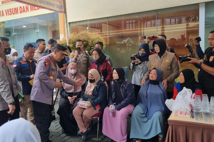 Kepala Kepolisian Negara Republik Indonesia (Kapolri) Jenderal Listyo Sigit Prabowo  menemui keluarga korban kebakaran di depo Pertamina, Plumpang, Jakarta, Sabtu (4/3/2023) sore di RS Polri Kramat Jati.