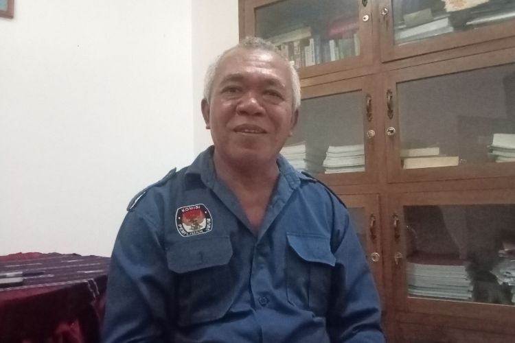 Ketua KPU Sikka Fery Soge saat ditemui Kompas.com di KPU Sikka, Rabu (13/12/2023).