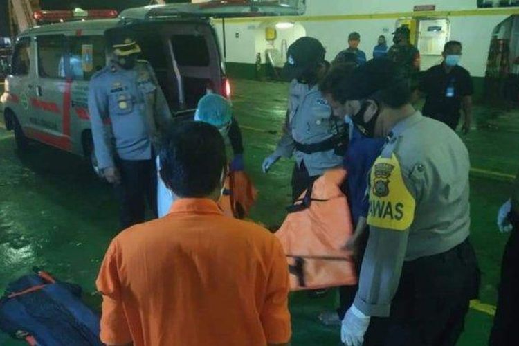 Jenazah Siti saat dievakuasi di Kapal Marina Primera, Jumat (12/2/2021). Ia diduga didorong oleh Noneng ke laut atas suruhan Wowon. 