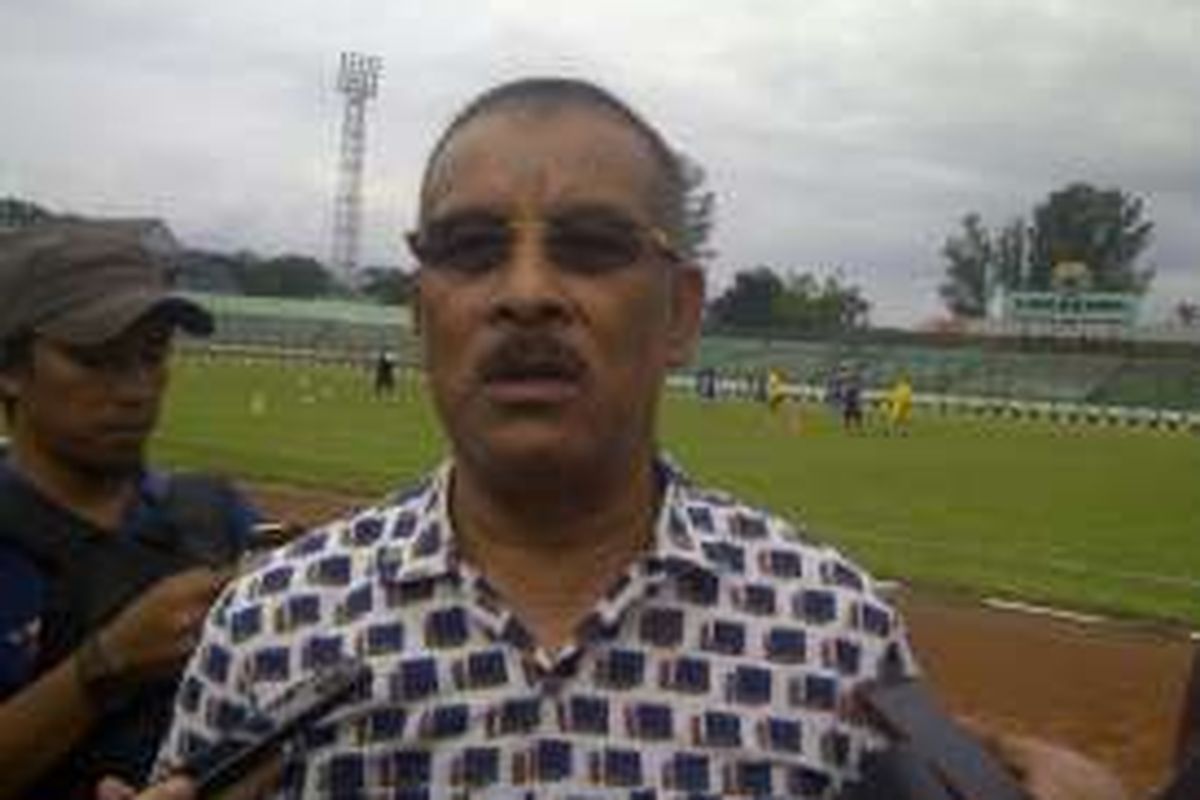 Manager Persib Bandung Umuh Muchtar saat diwawancarai wartawan di Stadion Siliwangi, Jalan Lombok Kota Bandung, Kamis (11/2/2016)