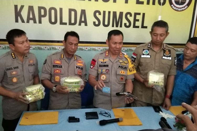 Kapolda Sumsel Irjen Pol Zulkarnain Adinegara saat memberikan keterangan pers usai menembak mati seorang kurir narkoba yang membawa 3kilogram sabu di Rumah Sakit (RS) Bhayangkara Palembang, Sabtu (6/4/2019).