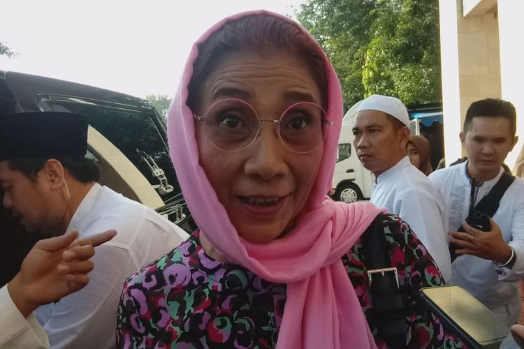 Menteri Kelautan dan Perikanan, Susi Pudjiastuti, ikut melakukan shalat Id di Masjid Istiqlal, Jakarta, Rabu (5/6/2019). 