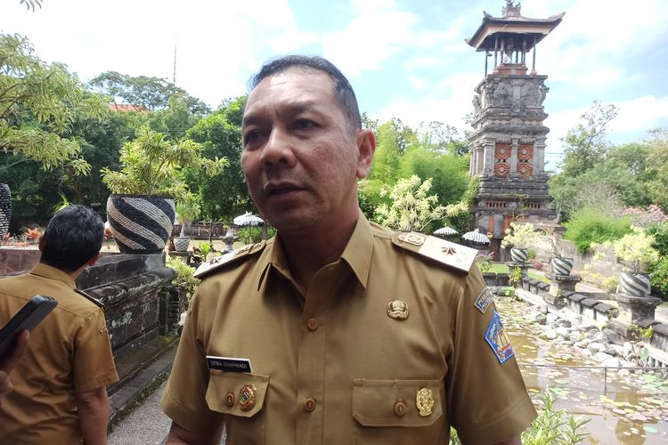 Kepala Satpol PP Bali Nyoman Rai Dharmadi saat diwawancara di Gedung DPRD Bali pada Senin (22/7/2024). Kompas.com/ Yohanes Valdi Seriang Ginta