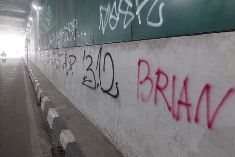 Hasil aksi vandalisme masih terpampang jelas di Underpass Dewi Sartika, Kota Depok, Jawa Barat, Selasa (20/6/2023) sore.