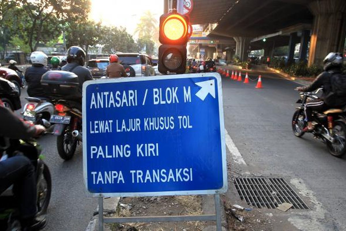 Sepeda motor melintasi tol Jakarta Outer Ring Road (JORR) tanpa transaksi atau gratis di kawasan Cilandak, Jakarta Selatan, Selasa (4/8/2015). Rekayasa lalu lintas mulai pukul 06.00 hingga 09.00 WIB ini dilakukan untuk mengurangi kemacetan di sekitar Cilandak Town Square selama proses pelebaran jalan. KOMPAS IMAGES/KRISTIANTO PURNOMO