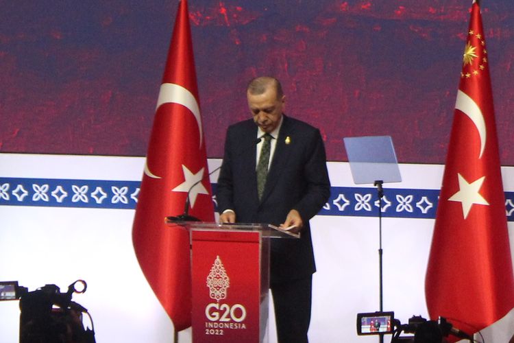 Presiden Turkiye Recep Tayyip Erdogan memberikan keterangan pers kepada awak media di Media Center KTT G20, Bali International Convention Center (BICC), Rabu (16/11/2022).