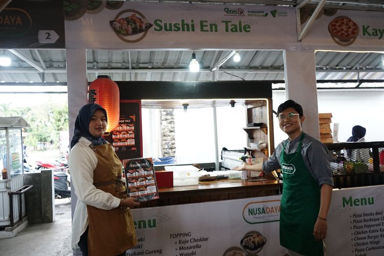 Romi Guandi (35), penerima manfaat program Food Court Nusadaya Jawa Barat yang berlokasi di Komplek Bumi Harapan, Desa Cibiru Hilir, Kecamatan Cileunyi, Kabupaten Bandung.