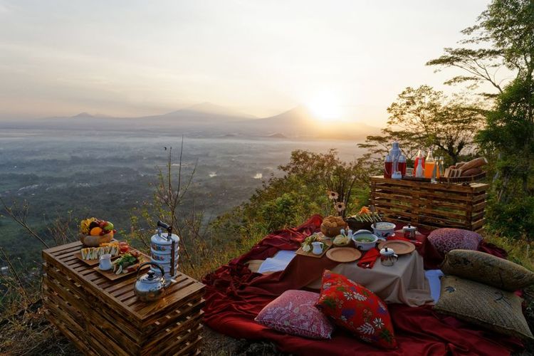 Breakfast Alfresco di Mata Langit, piknik sembari memandang panorama pegunungan.