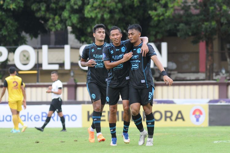 Pemain Arema FC selebrasi seusai Rizky Dwi (kanan) menjebol gawang Persikabo 1973 melalui penalti saat pertandingan pekan ke-31 Liga 1 2022-2023 yang berakhir dengan skor 3-1 di Stadion PTIK Jakarta, Minggu (19/3/2023) sore.