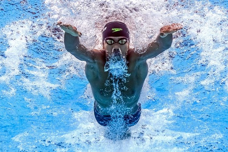 Foto ini diambil dari kamera di bawah air yang memperlihatkan aksi perenang Indonesia, Triady Fauzi Sidiq, dalam kompetisi FINA World Championships nomor gaya kupu-kupu putra di Budapest, 28 Juli 2017.
