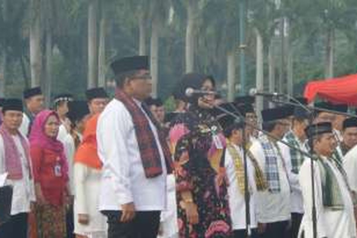 Plt Gubernur DKI Jakarta Sumarsono dan Plt Irjen Kemendagri Sri Wahyuningsih dalam apel saber pungli di lapangan Monas, Kamis (24/11/2016). 