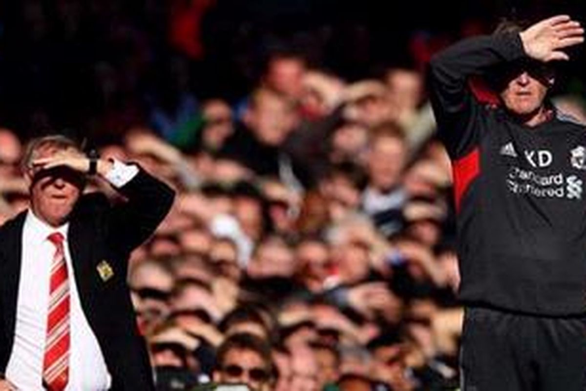 Manajer Liverpool, Kenny Dalglish (kanan), dan pelatih Manchester United, Alex Ferguson.