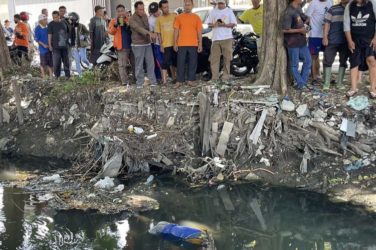 Proses penemuan jenazah pria berkebutuhan khusus yang mengambang di sungai Surabaya, Senin (26/2/2024).