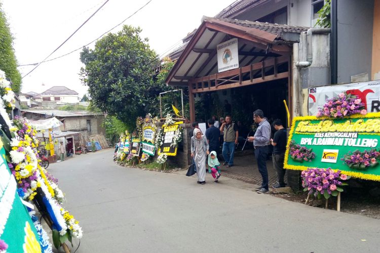 Tampak deretan karangan bunga ucapan duka atas meninggalnya Abdul Rahman Tolleng, berjejer di samping ruamh duka. 