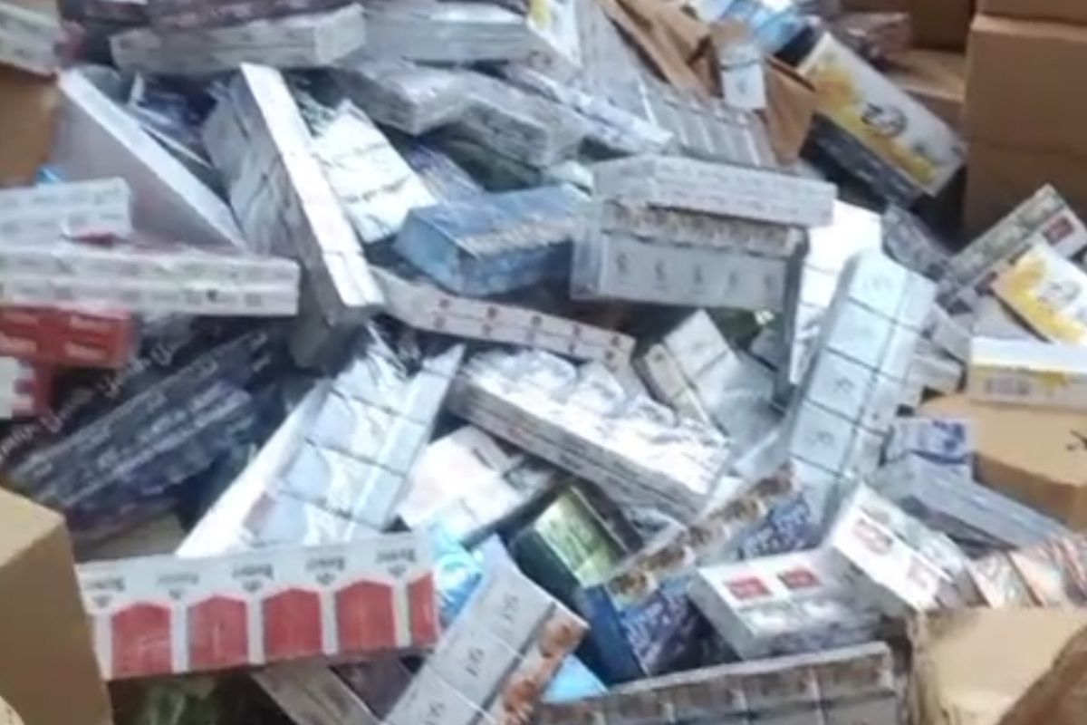 Barang bukti rokok ilegal satu truk yang diserahkan ke Kantor Kantor Pengawasan dan Pelayanan Bea Cukai (KPPBC) Tipe Madya Pabean (TMP) C Madura, Selasa (24/6/2025).