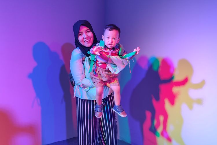 Pengunjung dan anaknya berfoto di instalasi The Secret of Colors IMAGISPACE.