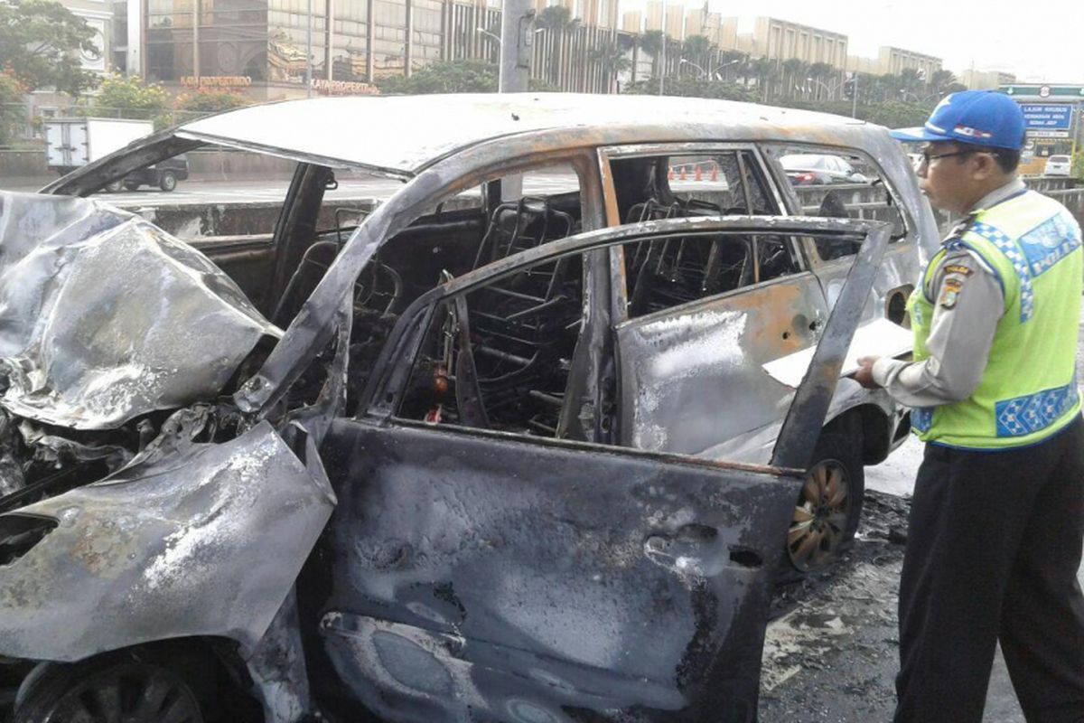 Mobil terbakar di  Tol Lingkar Luar Jakarta (JORR) KM 1.200, Cengkareng, Jakarta Barat, dan menewaskan pengemudinya, Rabu (27/12/2017).