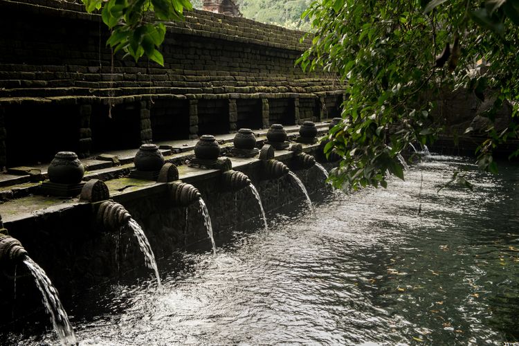 Tempat melukat di Pura Tirta Empul Hindu , Bali