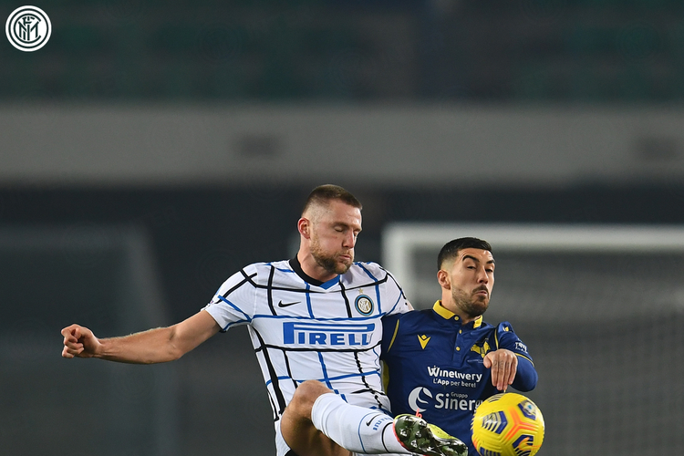 Milan Skriniar melakukan duel dengan Mattia Zaccagni dalam laga Hellas Verona vs Inter Milan di Stadion Marc Antonio Bentegodi pada pekan ke-14 Liga Italia 2020-2021, 23 Desember 2020.