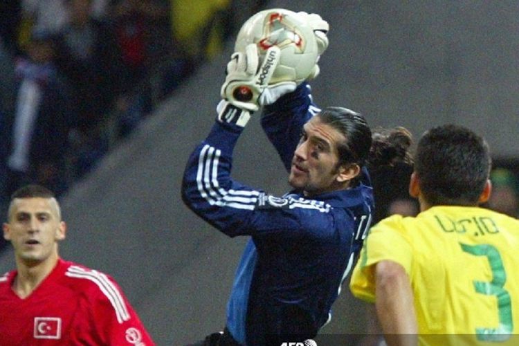 Kiper timnas Turki di Piala Dunia 2002, Rustu Recber.