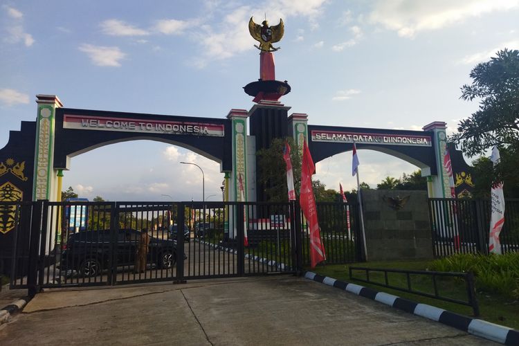 Pemandangan gerbang di kawasan Pos Lintas Batas Negara (PLBN) Aruk, Desa Sebunga, Kecamatan Sajingan Besar, Kabupaten Sambas, Senin (28/8/2023).