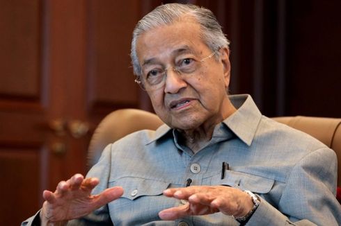 Sebut Macron Primitif, Mahathir Dukung Boikot Produk-produk Perancis