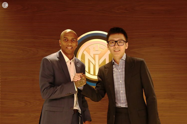 Ashley Young resmi bergabung bersama Inter Milan.