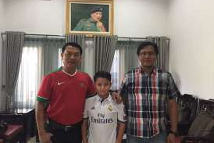 Calon Ketua Umum PSSI Moeldoko bertemu dengan pesepak bola cilik Indonesia, Tristan Alif Naufal. 