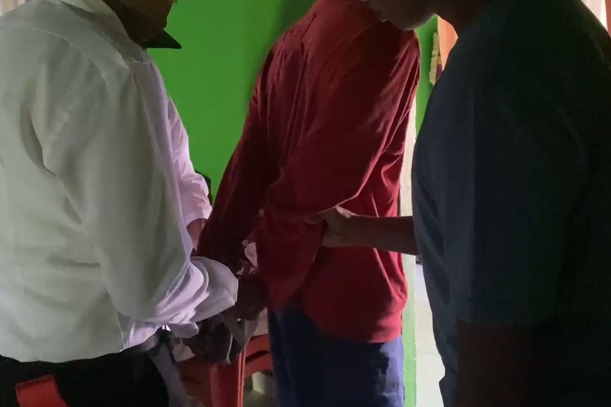 Seorang paman di Kecamatan Gu, Kabupaten Buton Tengah, Sulawesi Tenggara, inisial LA (48), ditangkap karena menjadikan keponakannya inisial W (17) sebagai budak seksnya, Selasa (13/8/2024).