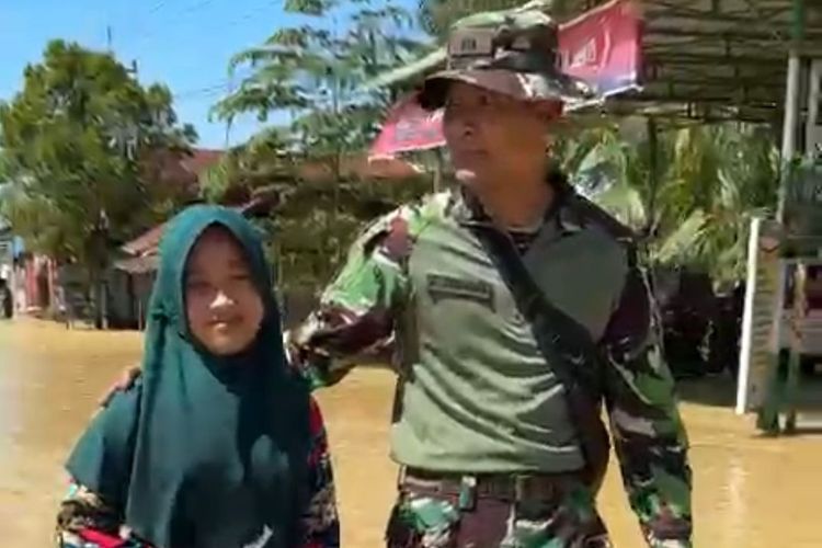 Intan Syakira, siswi kelas VII dari Langkat, Sumatera Utara, menembus banjir setinggi pinggang sejauh 4 kilometer, berjuang untuk tetap berangkat ke Jakarta, mengikuti Olimpiade PAI di Ancol yang diadakan Kemenag.