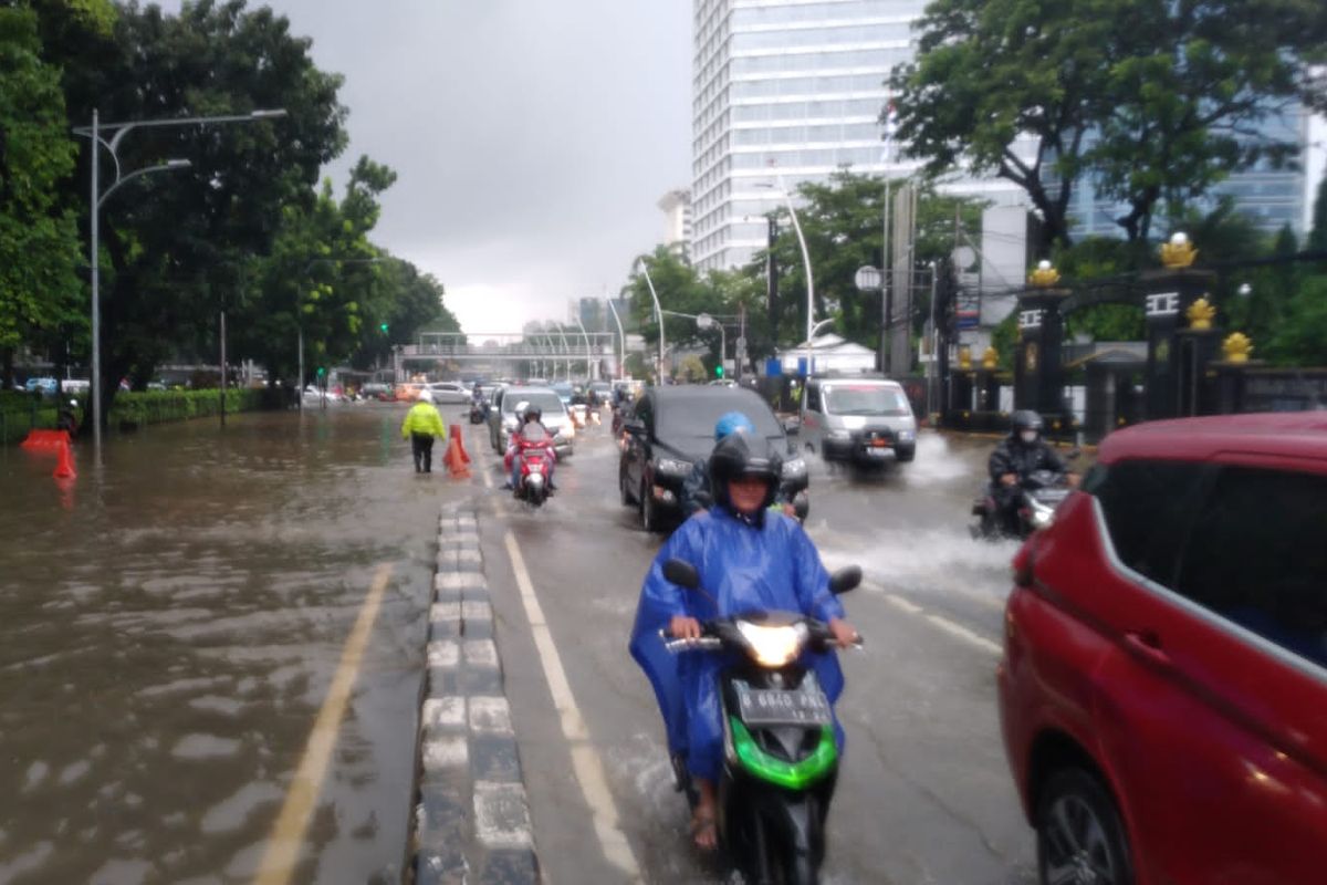 Pantauan banjir di Jalan Medan Merdeka Timur, Jakarta Pusat, Selasa (18/1/2022).